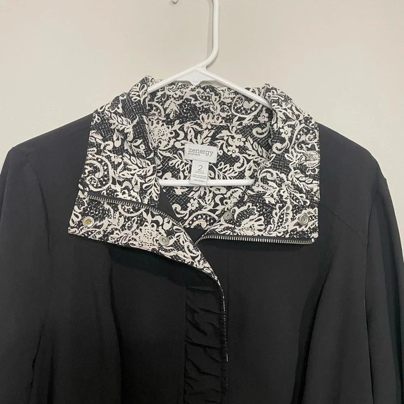 Zenergy by Chico’s Black Zipper Front Jacket with Contrast Floral Lining - Picture 2 of 9
